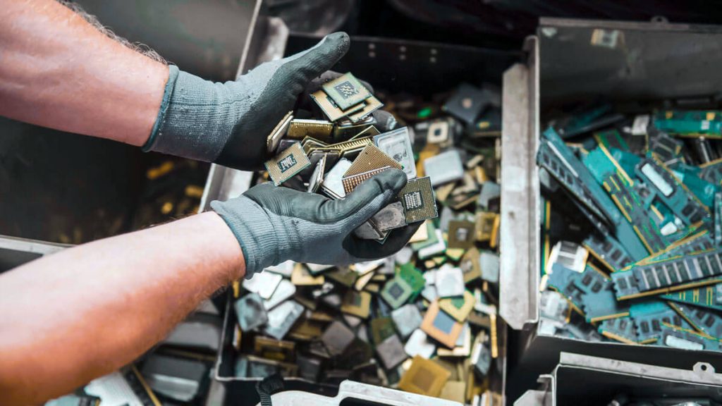 Studi Kasus Timbangan di Pengolahan Limbah Elektronik (E-Waste)