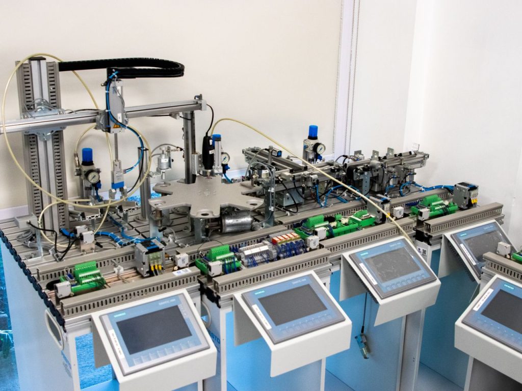 AI vision untuk inspeksi produk di lini produksi