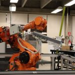 AGV dan robot industri untuk material handling