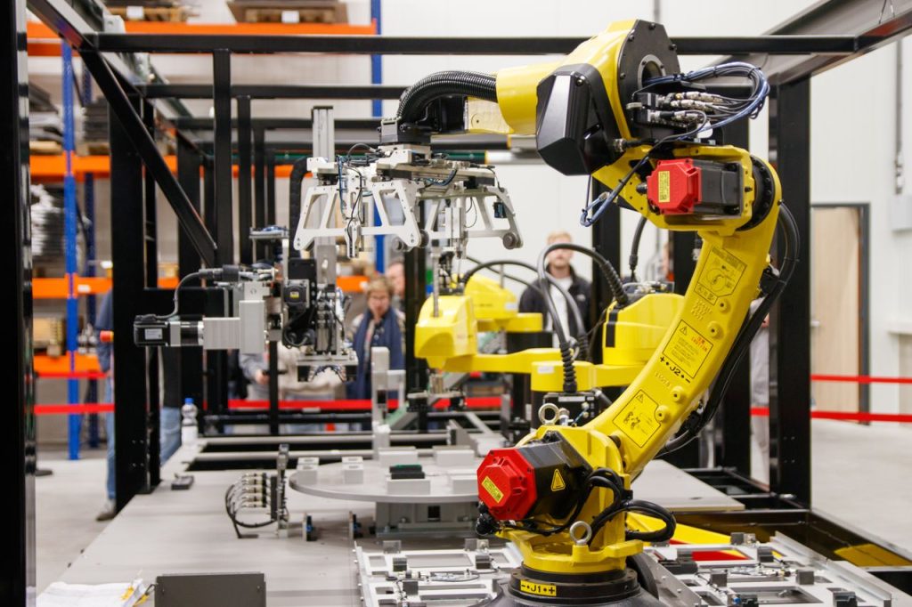 Physical AI di pabrik dengan robot industri