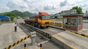 Jembatan timbang untuk mencatat tonase pengumpulan kemasan karton bekas.