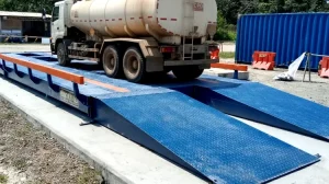 Jembatan timbang untuk mencatat berat kendaraan dan tonase sampah yang masuk ke fasilitas pengolahan.