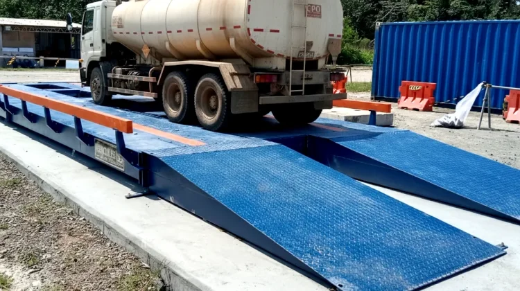 Jembatan timbang untuk mencatat berat kendaraan dan tonase sampah yang masuk ke fasilitas pengolahan.