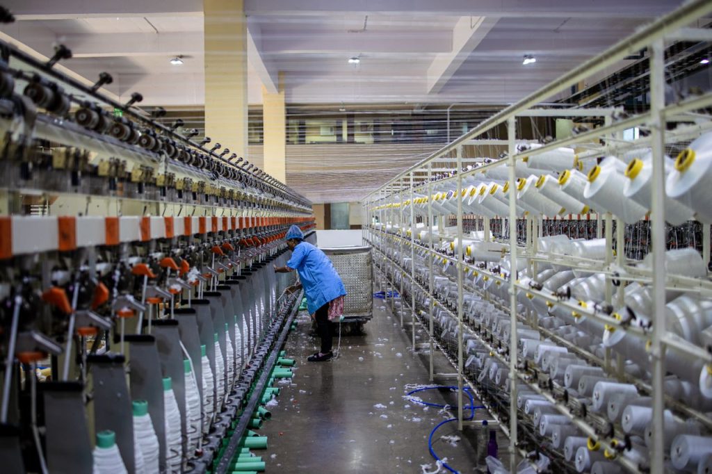 Sistem batching berbasis berat untuk penimbangan bahan kimia tekstil.