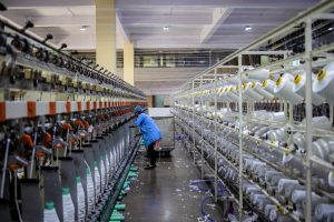 Sistem batching berbasis berat untuk penimbangan bahan kimia tekstil.