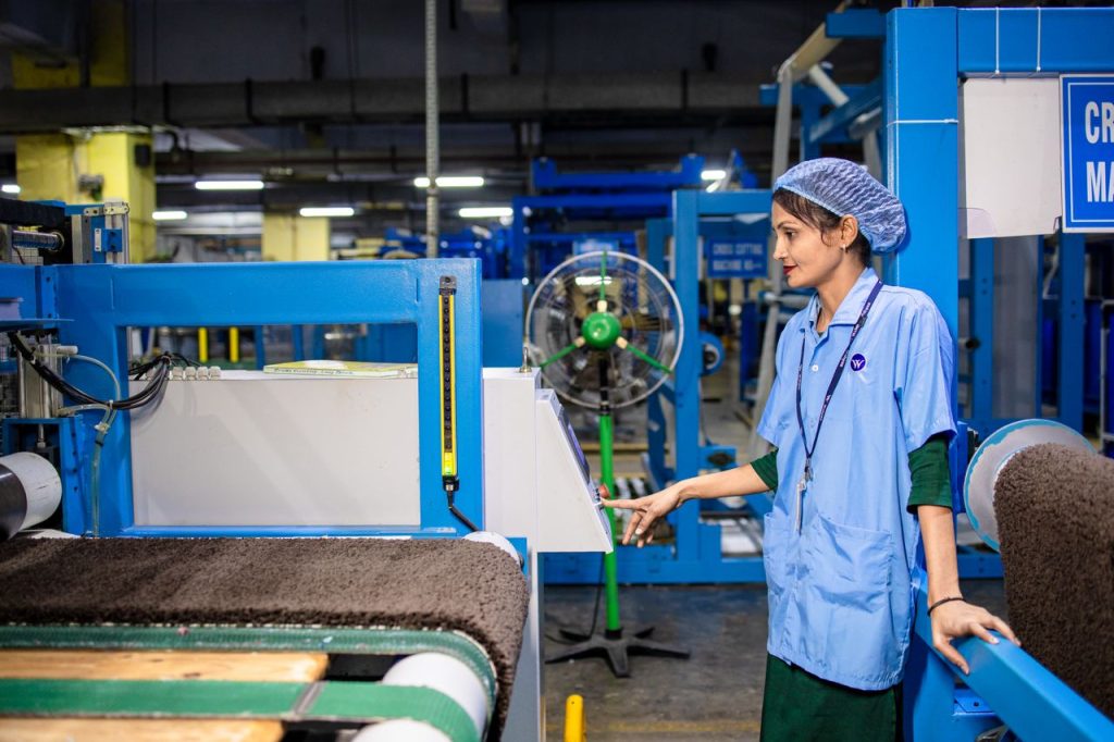 quality control kemasan dengan alat uji dan timbangan laboratorium