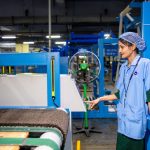 quality control kemasan dengan alat uji dan timbangan laboratorium