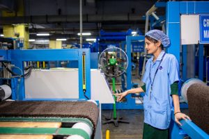 quality control kemasan dengan alat uji dan timbangan laboratorium