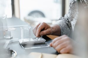 Operator memeriksa timbangan digital platform di area produksi