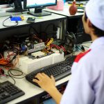 Sistem inspeksi produk memeriksa kemasan yang bergerak di atas conveyor