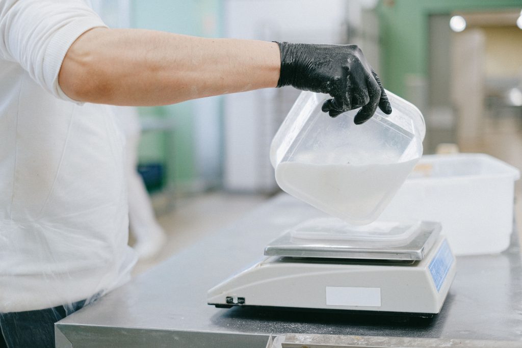 Timbangan laboratorium untuk menimbang bahan formulasi material elektronik.