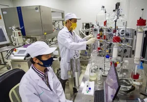 Timbangan laboratorium biopharma untuk preparasi sampel dan pencatatan hasil QC