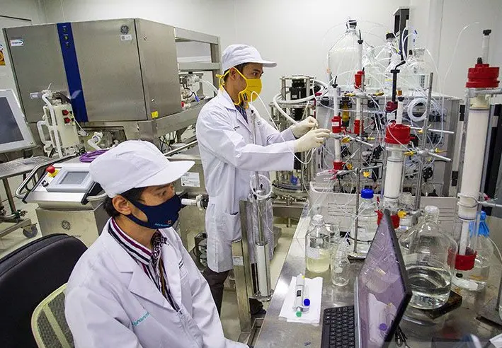 Timbangan laboratorium biopharma untuk preparasi sampel dan pencatatan hasil QC