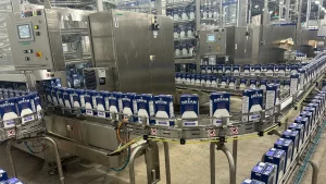 checkweigher minuman pada lini produksi kemasan karton