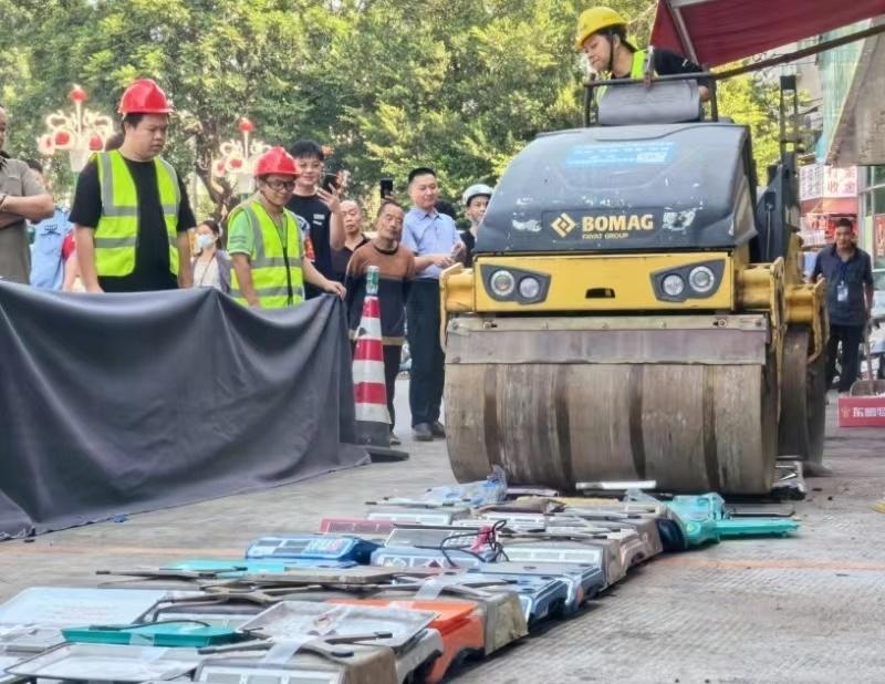 Pemusnahan timbangan curang di China dalam kegiatan pengawasan pasar Guangzhou
