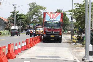Jembatan timbang digital untuk pencatatan muatan truk dan integrasi data logistik.