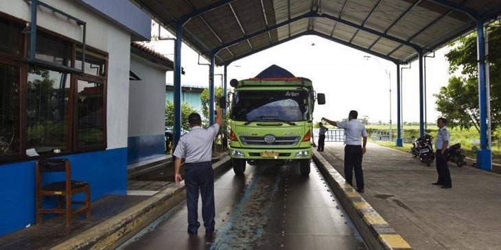 Platform jembatan timbang dan akses truk untuk evaluasi harga jembatan timbang