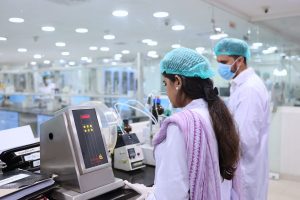 Timbangan analitik digital di laboratorium pabrik farmasi