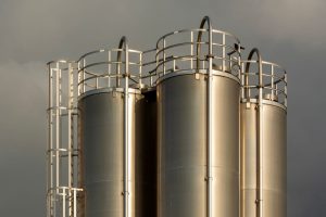 Tank weighing susu dengan load cell pada kaki tangki penerimaan di fasilitas pengolahan