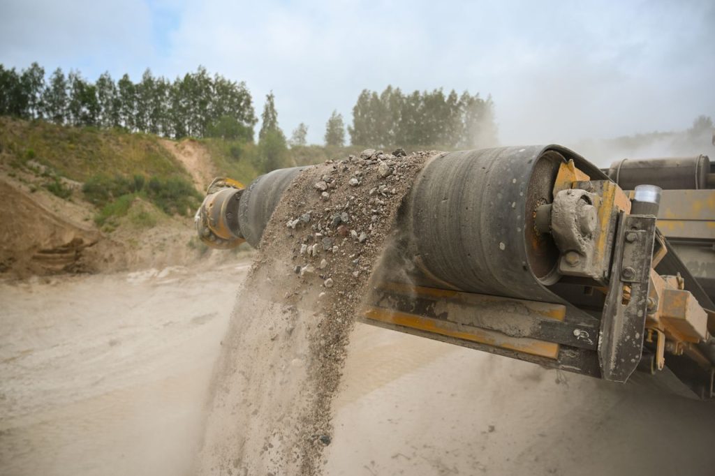 Belt scale batu bara pada conveyor pemasok material menuju area proses gasifikasi