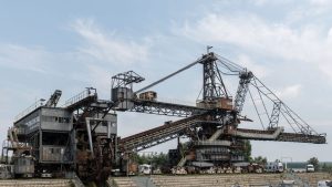 Teknisi melakukan kalibrasi timbangan tambang pada jembatan timbang kendaraan operasional