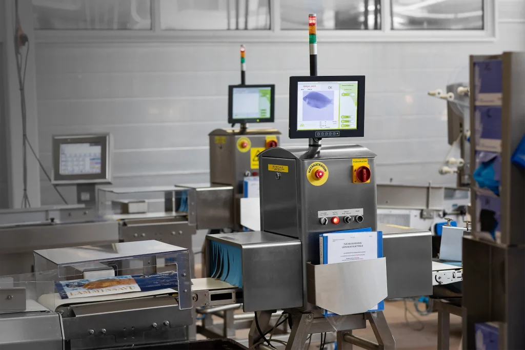 Ilustrasi product inspection system dengan pemeriksaan berat, kontaminan, dan jalur reject