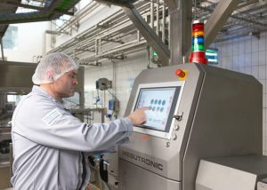 Ilustrasi pengujian produk kemasan pada x ray inspection system di lini produksi